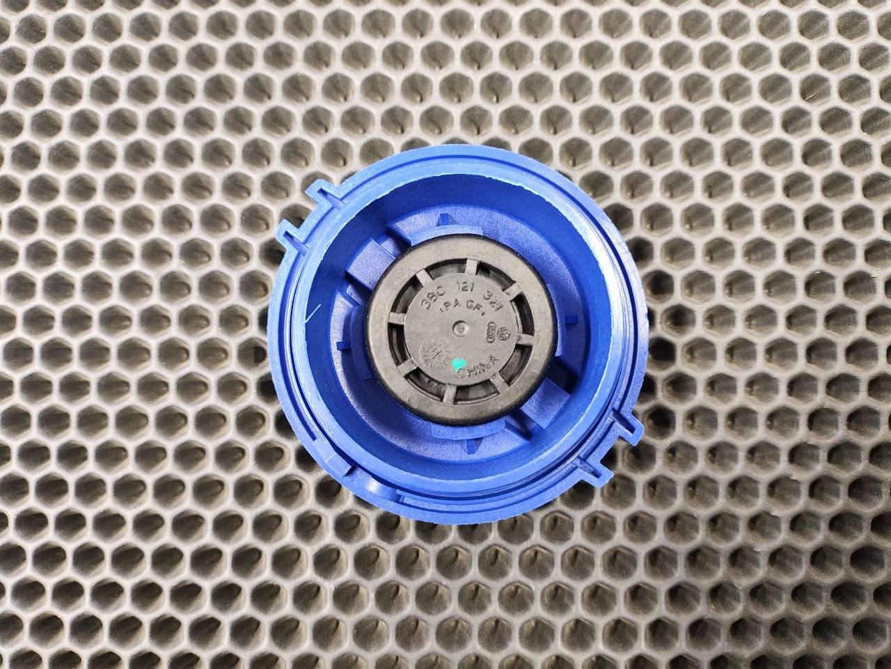 Крышка расширительного бачка A3 8P1 BGU Крышка расширительного бачка A3 8P1 BGU