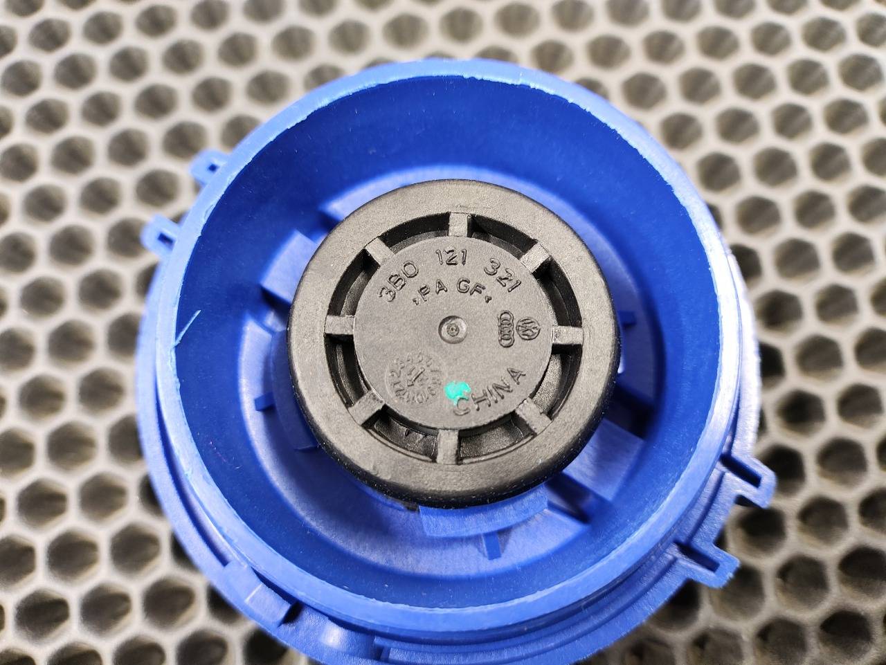 Крышка расширительного бачка A3 8P1 BGU Крышка расширительного бачка A3 8P1 BGU