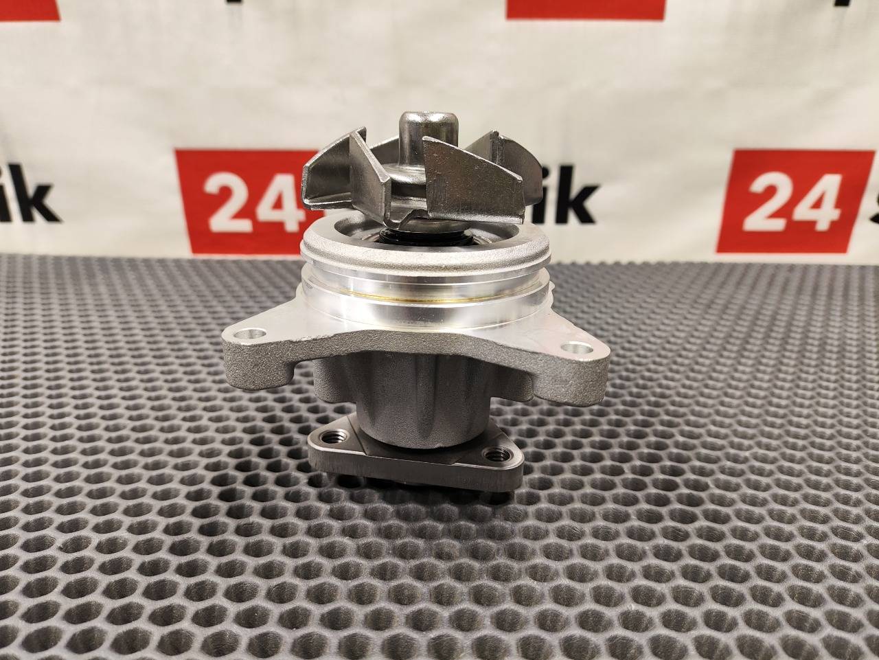 Насос системы охлаждения Mazda3 BK L8