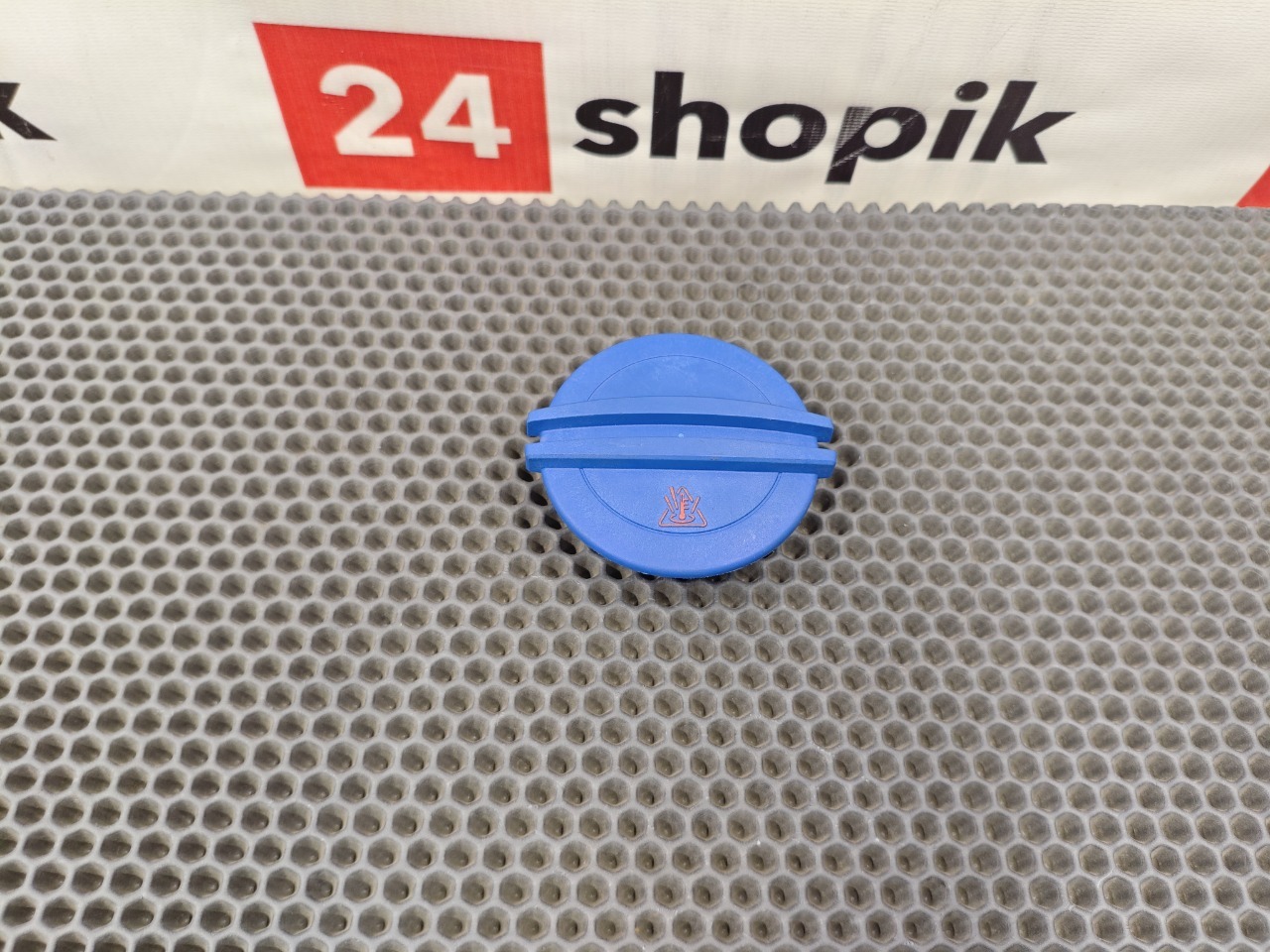 Запчасть крышка расширительного бачка Volkswagen A3 8P1 BGU 3B0121321 новая Крышка расширительного бачка Volkswagen A3 8P1 BGU 3B0121321 новая