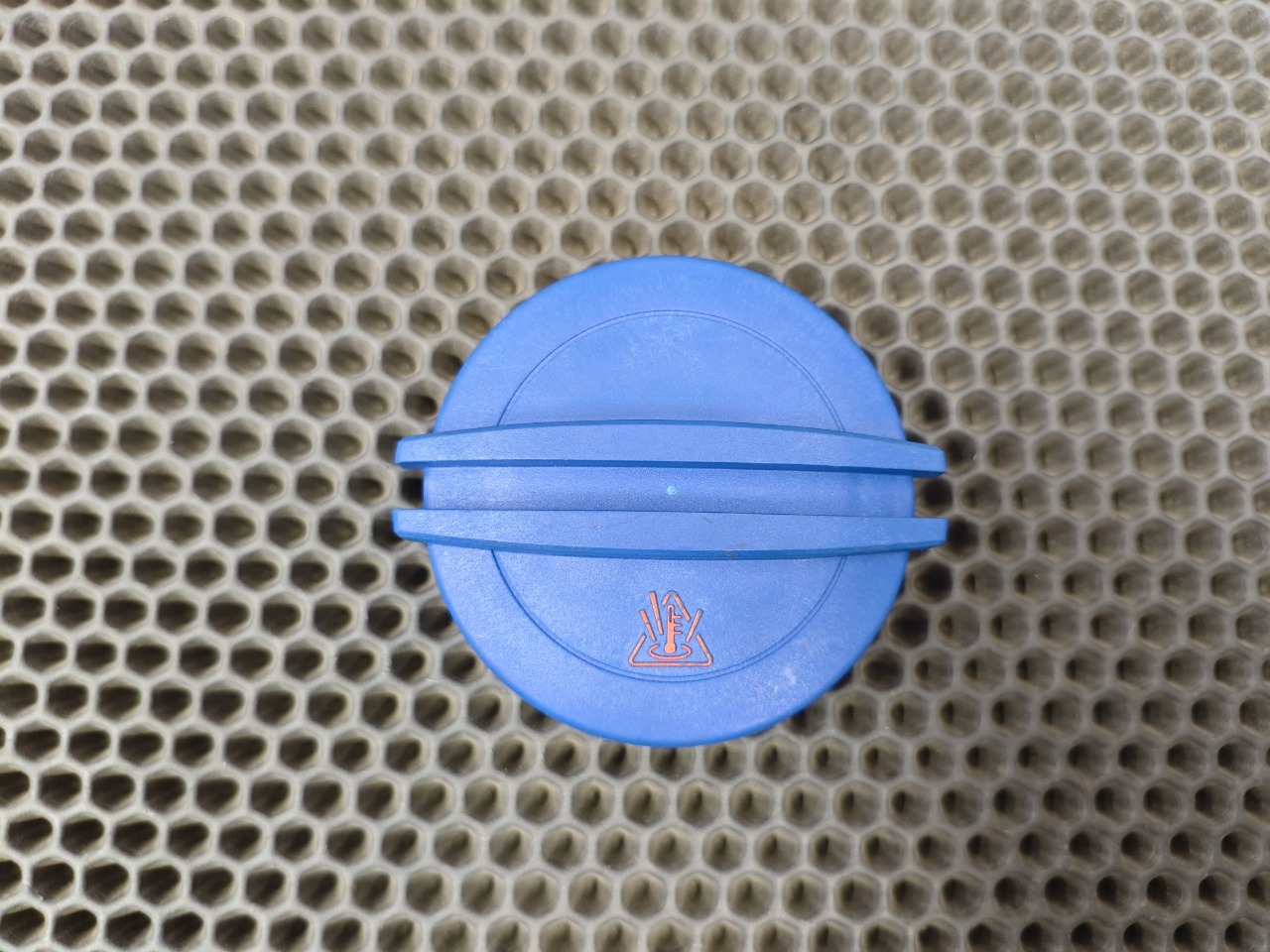 Крышка расширительного бачка A3 8P1 BGU Крышка расширительного бачка A3 8P1 BGU