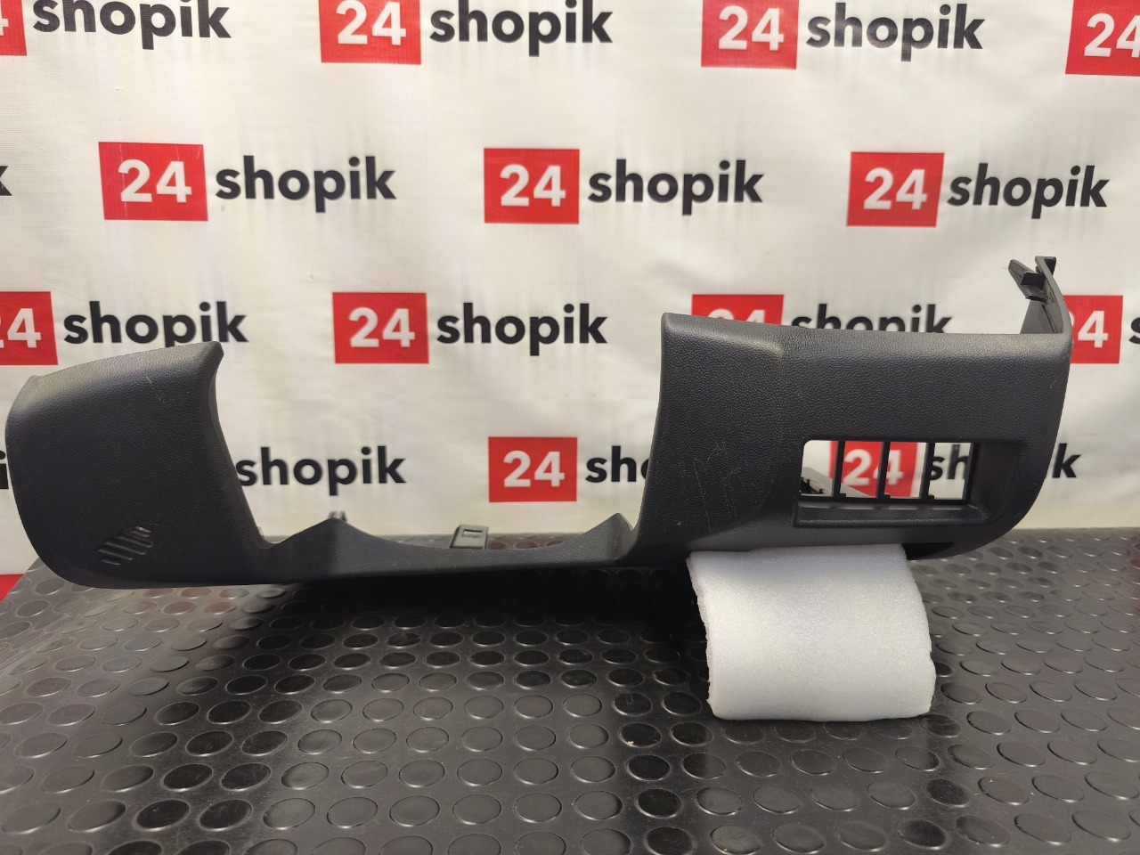 Запчасть накладка панели под рулем Mazda Axela 2003-2008 BK B32H64260A02 контрактная Накладка панели под рулем Mazda Axela 2003-2008 BK B32H64260A02 контрактная