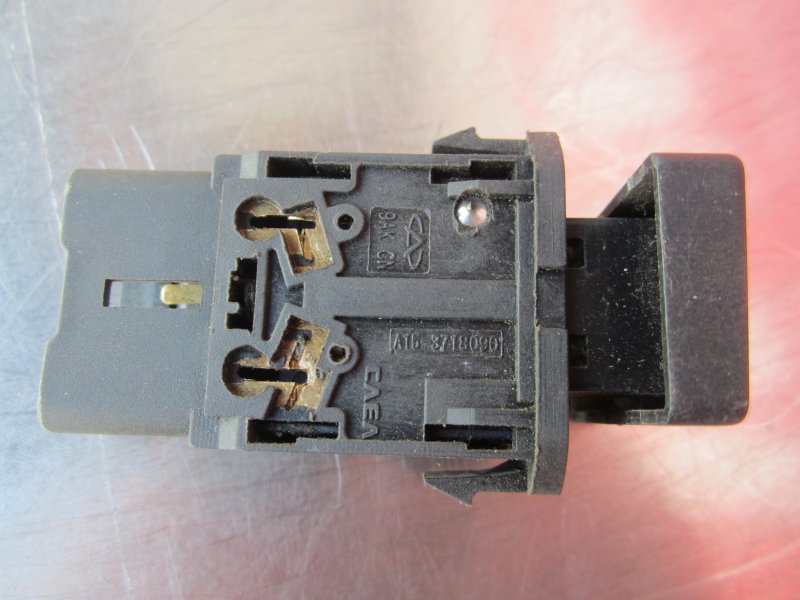 Кнопка аварийная Chery Amulet A15 SQR480