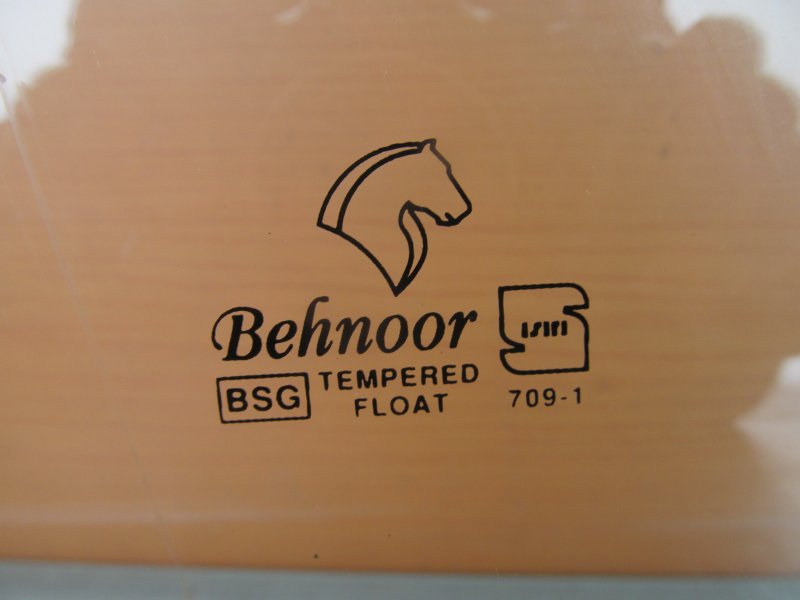 Стекло двери переднее правое Samand 2006