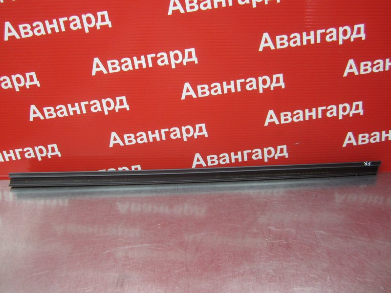 Уплотнитель стекла двери передний правый Rapid 2014 NH3