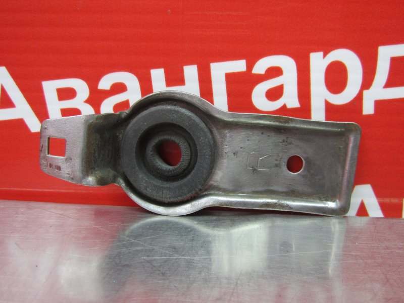 Опора радиатора правая Nissan Bluebird 2001 U14 SR18DE 21546-2J000 Б/У