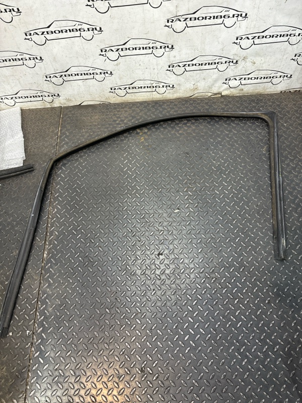 Запчасть уплотнительная резинка передняя правая Volkswagen Multivan 2008 T5 BKK Б/У Уплотнительная резинка передняя правая Volkswagen Multivan 2008 T5 BKK Б/У