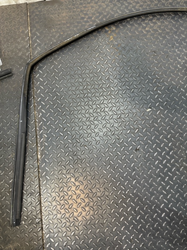 Уплотнительная резинка передняя правая Volkswagen Multivan T5 BKK Уплотнительная резинка передняя правая Volkswagen Multivan T5 BKK