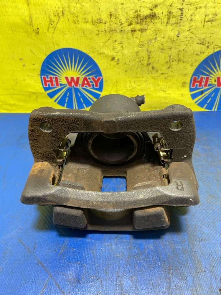 СУППОРТ передний правый RAUM 2005 NCZ20 1NZ-FE