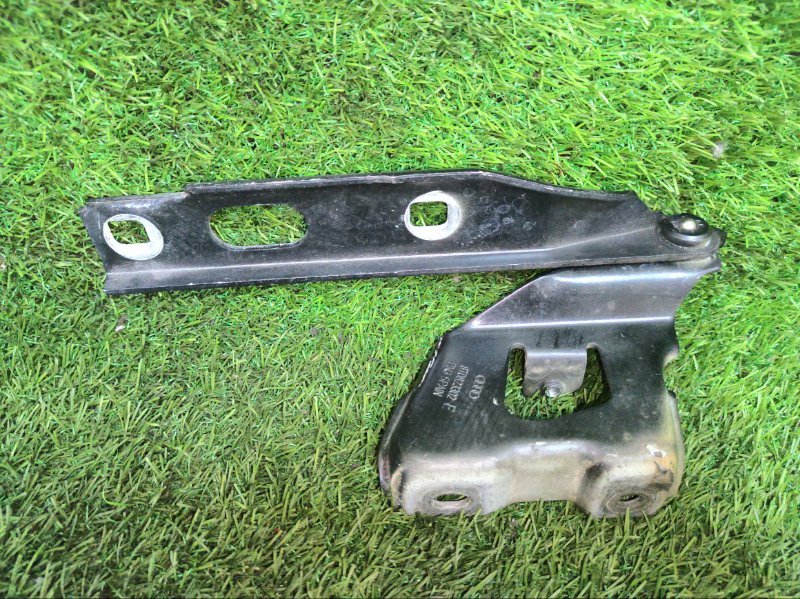 Петля капота правая AUDI A5 2010 8T5 CDNC 8T0823302E контрактная