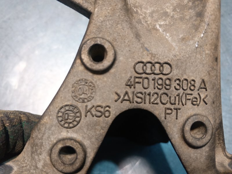 Кронштейн двигателя правый A6 2005 C6 3.0