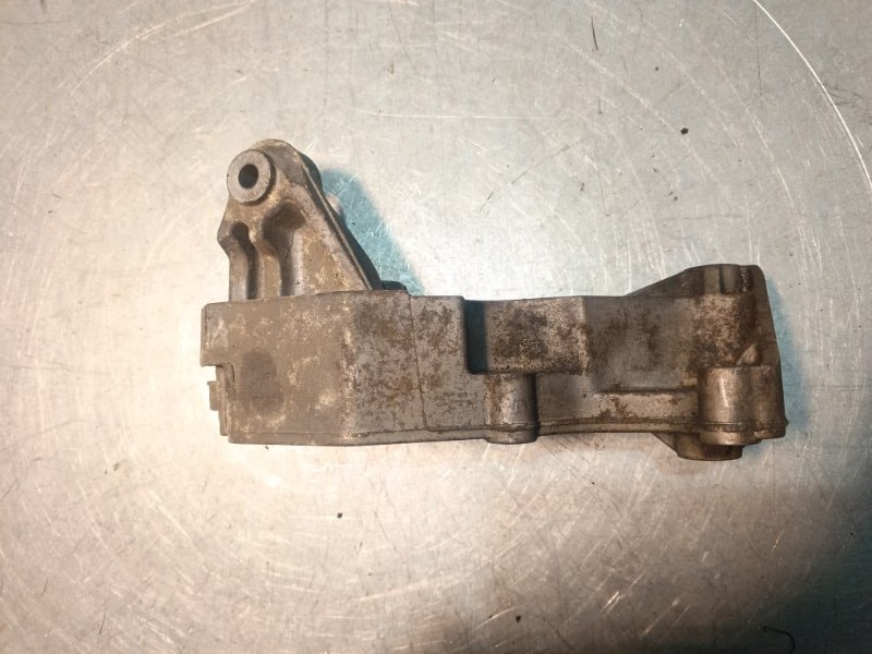 Кронштейн генератора A6 2005 C6 3.0