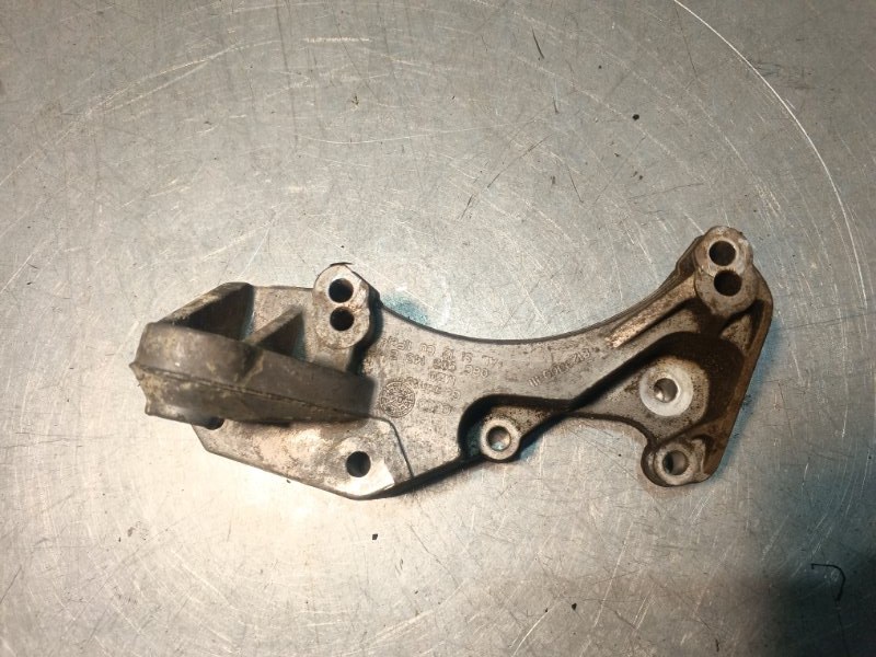 Кронштейн генератора Audi A6 2005 C6 3.0 06C903143E Б/У