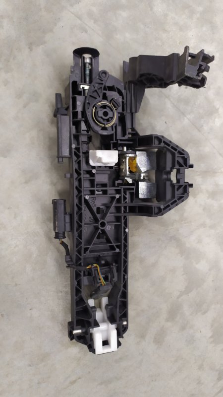 Кронштейн ручки передний правый Mercedes benz c-class W204 A2047602634 Б/У