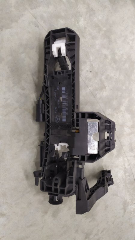 Кронштейн ручки передний правый c-class W204