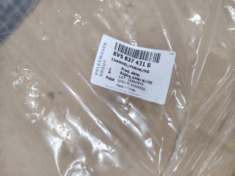 Уплотнитель левый A3 2015 8V