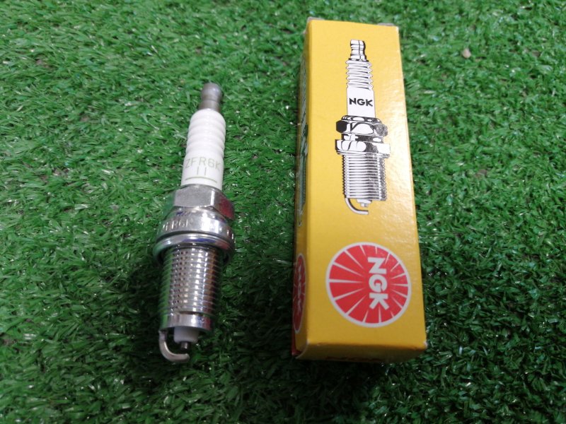 Свеча зажигания NGK 6711 Свеча зажигания NGK 6711