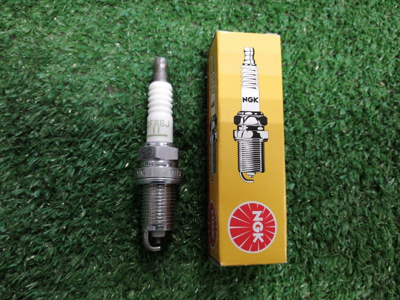 Свеча зажигания NGK 5585 Свеча зажигания NGK 5585