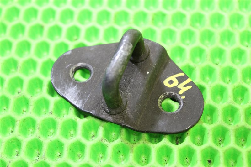 Петля замка багажника задняя Mazda Bongo SK82MN F8/FE