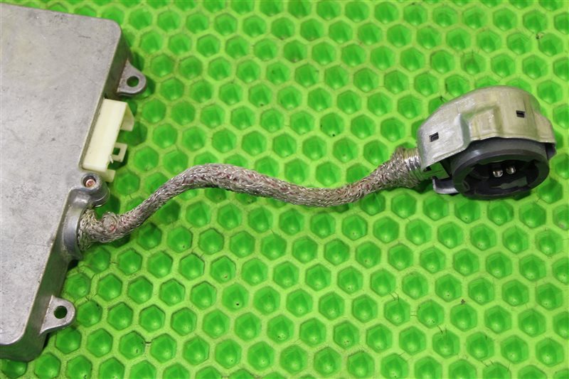 Блок ксенона Toyota ISIS ANM10 1AZ-FSE Блок ксенона Toyota ISIS ANM10 1AZ-FSE