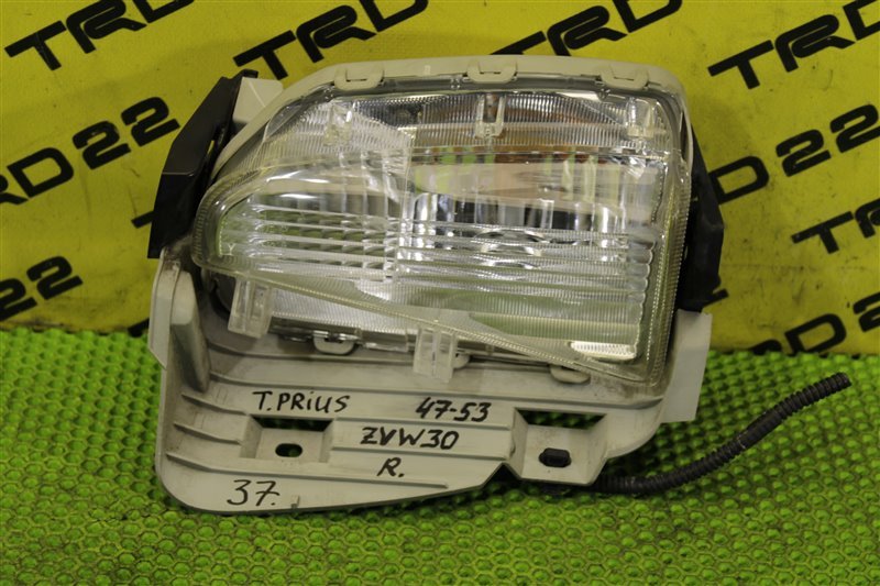 Запчасть повторитель поворота в бампер передний правый Toyota Prius 2014 ZVW30 2ZR-FXE 8151147040 контрактная Повторитель поворота в бампер передний правый Toyota Prius 2014 ZVW30 2ZR-FXE 8151147040 контрактная