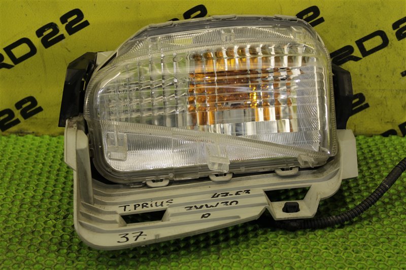 Повторитель поворота в бампер передний правый Prius 2014 ZVW30 2ZR-FXE Повторитель поворота в бампер передний правый Prius 2014 ZVW30 2ZR-FXE