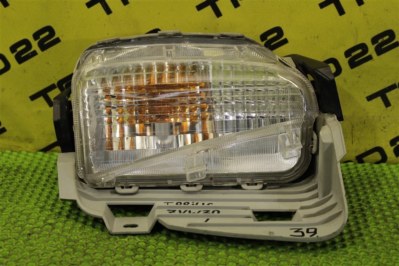 Повторитель поворота в бампер передний левый Prius 2014 ZVW30 2ZR-FXE