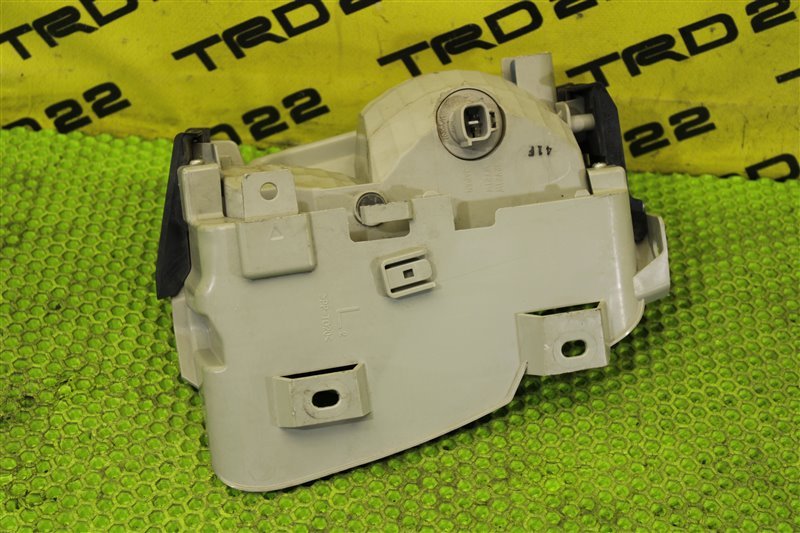 Повторитель поворота в бампер передний левый Prius 2014 ZVW30 2ZR-FXE