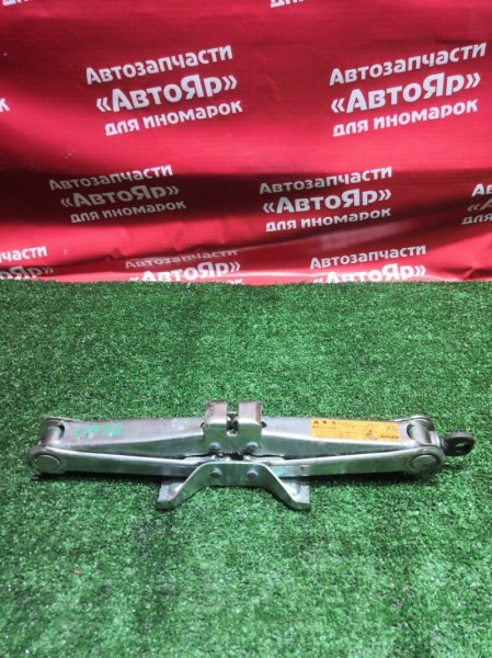 Домкрат Nissan 950 кг. Домкрат Nissan 950 кг.