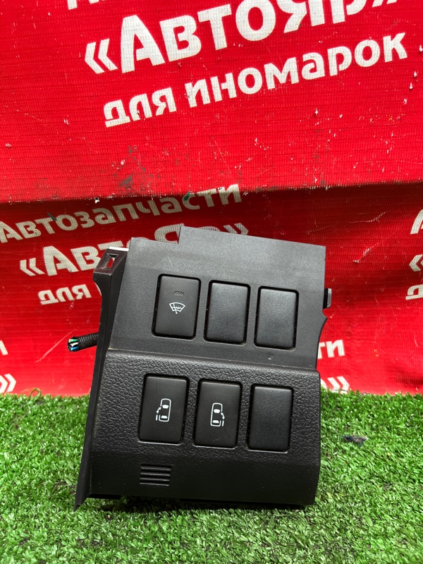 Кнопка Toyota Voxy ZRR70G 3ZR-FAE 08.2010 Кнопк. открывания дверей, подогрев стекла.