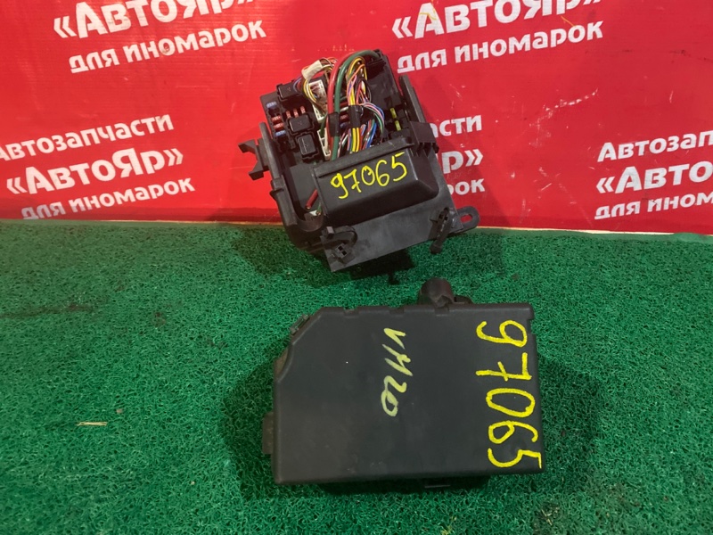 Блок предохранителей Nissan Nv200 VM20 HR16DE 06.2010 Под капот.
