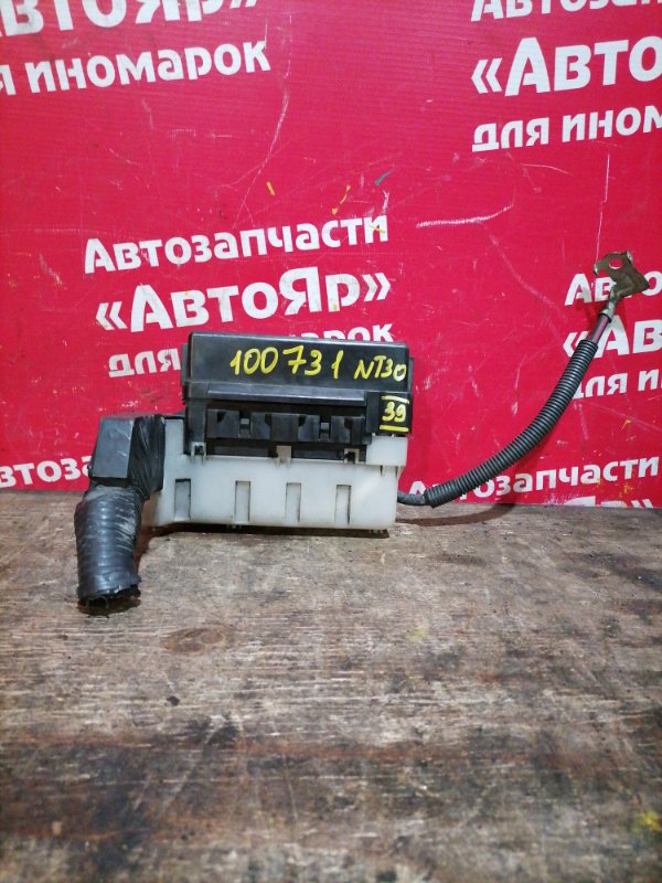 Блок предохранителей Nissan X-Trail NT30 QR20DE 12.2005 Под капот.