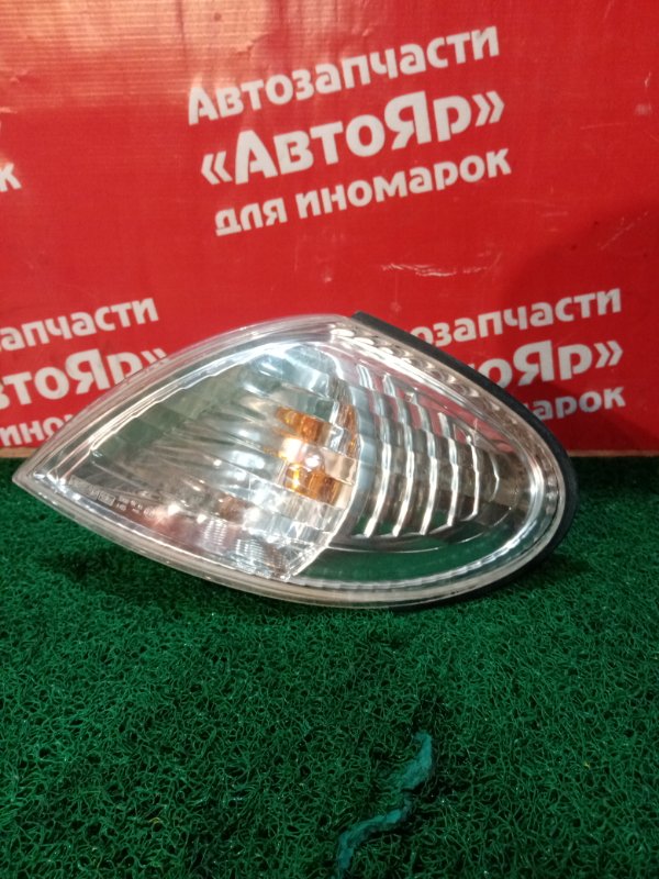 Габарит Nissan Bluebird Sylphy QG10 QG18DE 2002.06 передний левый 9708. Скол. Под фару с двумя лампочками