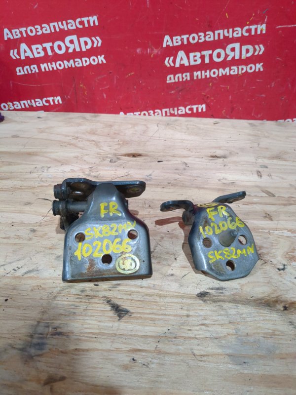 Петля дверная Nissan Vanette SK82MN F8 2004 передняя правая комплект 2шт