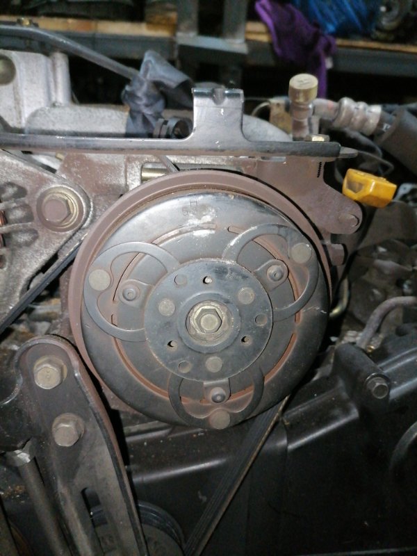 Компрессор кондиционера Subaru Forester SG5 EJ205 2005 73111SA001
