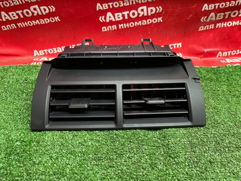 Дефлектор воздушный Toyota Camry AVV50 2AR-FXE 2012 Центральный с часами.