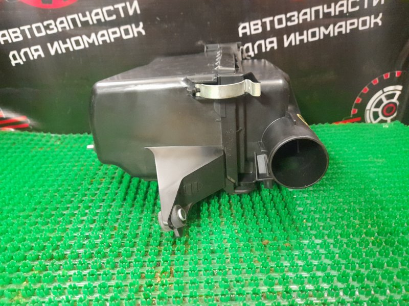 Корпус воздушного фильтра TOYOTA AQUA NHP10 1NZ-FXE
