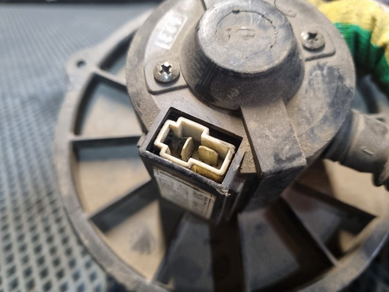 Вентилятор (Мотор отопителя) 27950K KMFGA17 D4DD