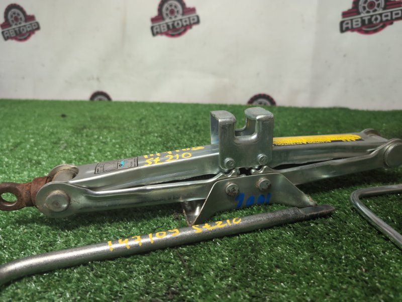 Домкрат CORONA PREMIO 1999 ST210 3S-FSE