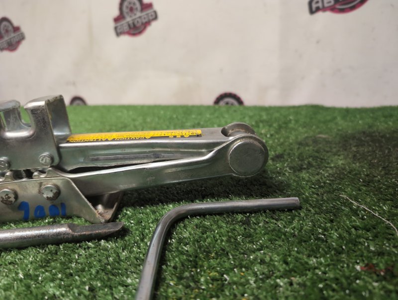 Домкрат CORONA PREMIO 1999 ST210 3S-FSE