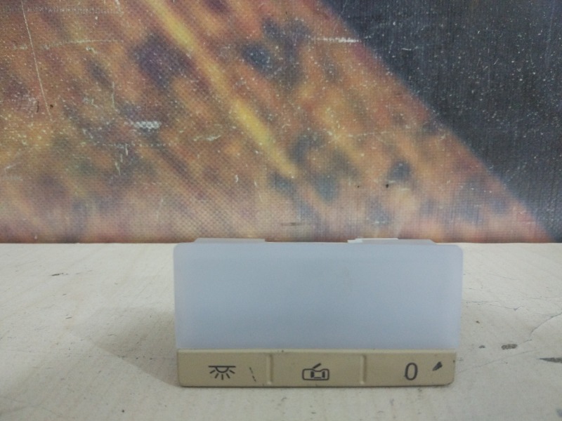 Запчасть плафон салона Volkswagen Touareg 2004 7L AXQ/4 7L6947292B контрактная Плафон салона Volkswagen Touareg 2004 7L AXQ/4 7L6947292B контрактная