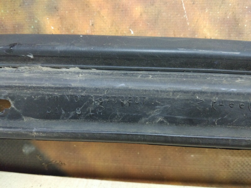 Молдинг лобового стекла левый Cadillac Escalade LQ9 Молдинг лобового стекла левый Cadillac Escalade LQ9