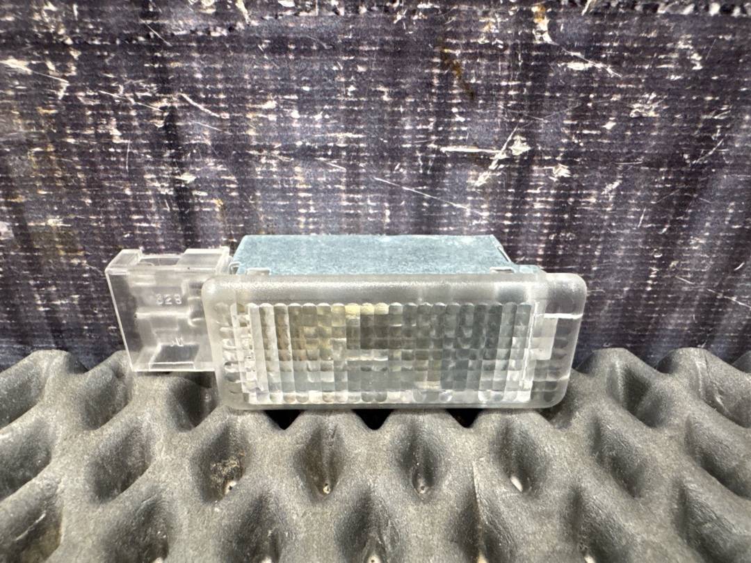 Запчасть плафон салона Volkswagen Tiguan 2013 5N CTHD 7L0947415 контрактная Плафон салона Volkswagen Tiguan 2013 5N CTHD 7L0947415 контрактная