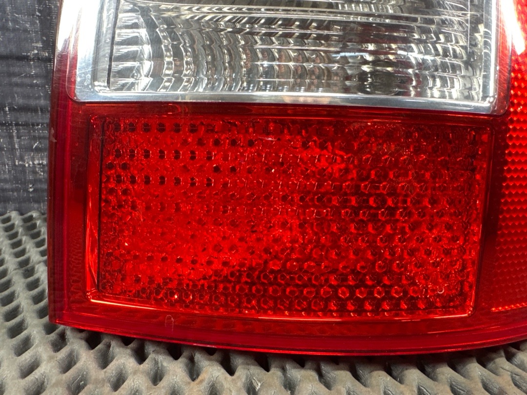 Фонарь правый A4 Avant 2004 B6 AMB