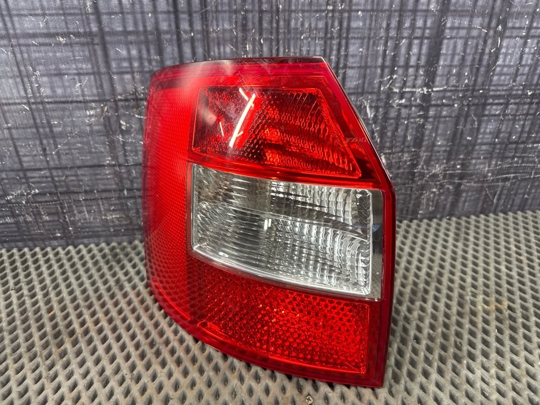 Фонарь левый A4 Avant 2004 B6 AMB