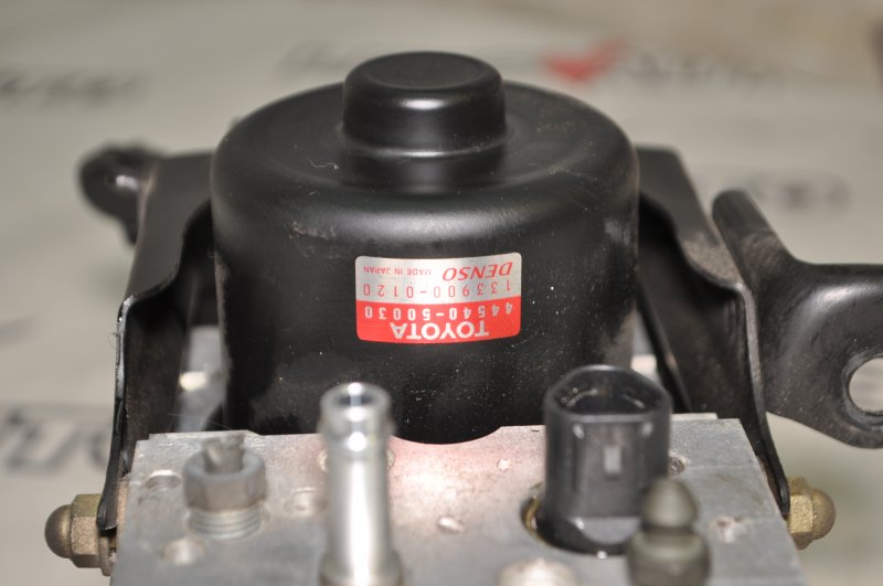 Блок abs Celsior 2000 UCF31 3UZ-FE