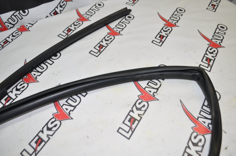 Уплотнитель стекла двери передний левый Airtrek 2003 CU2W 4G63T