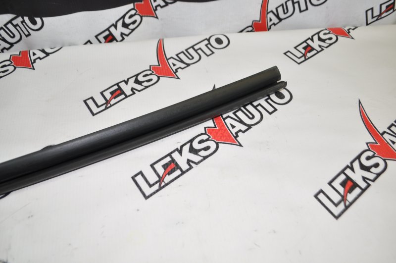 Уплотнитель стекла двери передний левый Airtrek 2003 CU2W 4G63T