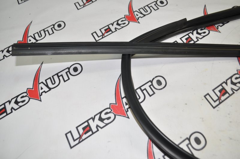 Уплотнитель стекла двери передний левый Airtrek 2003 CU2W 4G63T