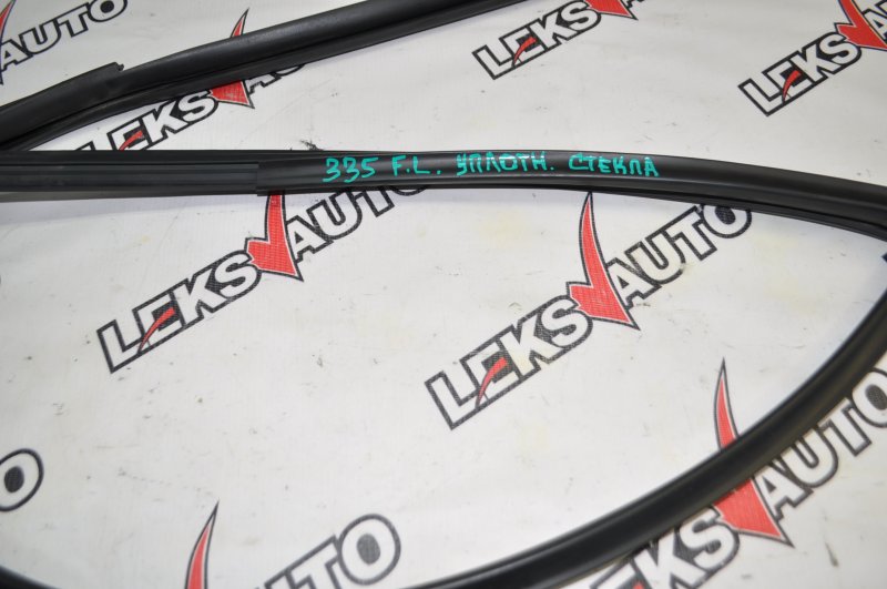 Уплотнитель стекла двери передний левый Airtrek 2003 CU2W 4G63T